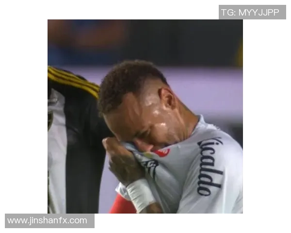 足球巨星退役时泪流满面感人瞬间回顾与球迷的深情告别 足球巨星退役时泪流满面感人瞬间回顾与球迷的深情告别